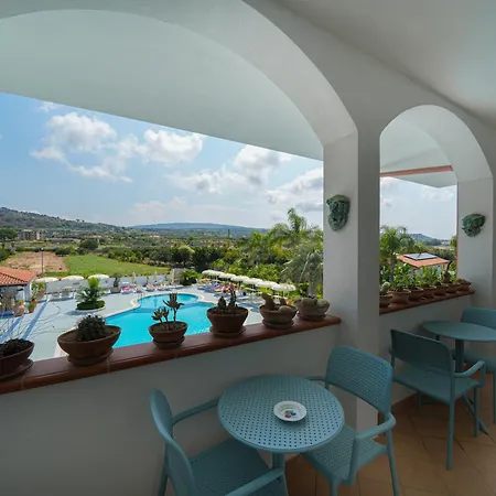 Damanse Hotel 3*